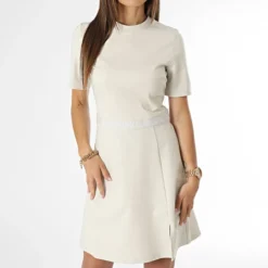 Calvin Klein Robe Manches Courtes Femme Tape Milano 1408 Beige 8 Calvin Klein Robe Manches Courtes Femme Tape Milano 1408 Beige -Promos Sublisane Magasin calvin klein 371032 J20J221408 ACF 20230524T140112 03
