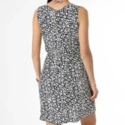 ONLY Robe Sans Manches Femme Starr Life Bleu Marine Blanc Floral 9 ONLY Robe Sans Manches Femme Starr Life Bleu Marine Blanc Floral -Promos Sublisane Magasin only 371058 15290647 SKY CAPTAIN DAISY FLOW 20230512T153038 04